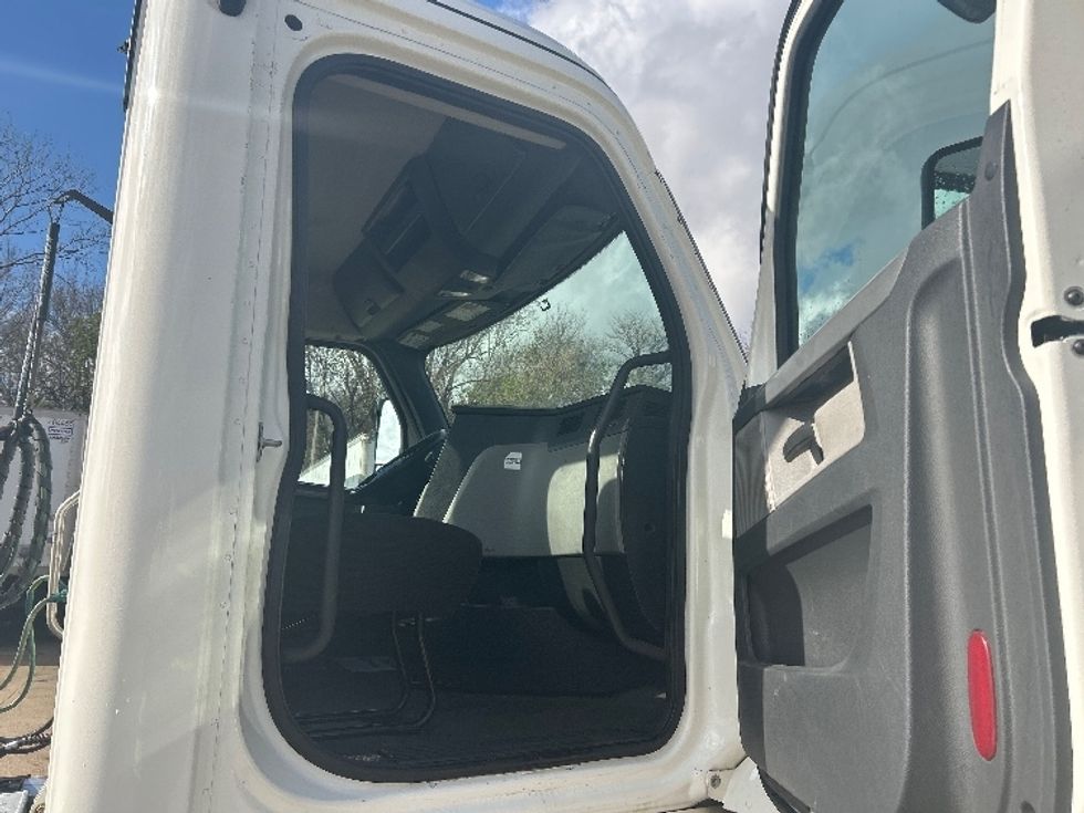 Day Cab Tractor-Heavy Duty Tractors-Freightliner-2020-T12664ST-Memphis-TN-147,641\n\t\tmiles-$ 68,250 - Image 12