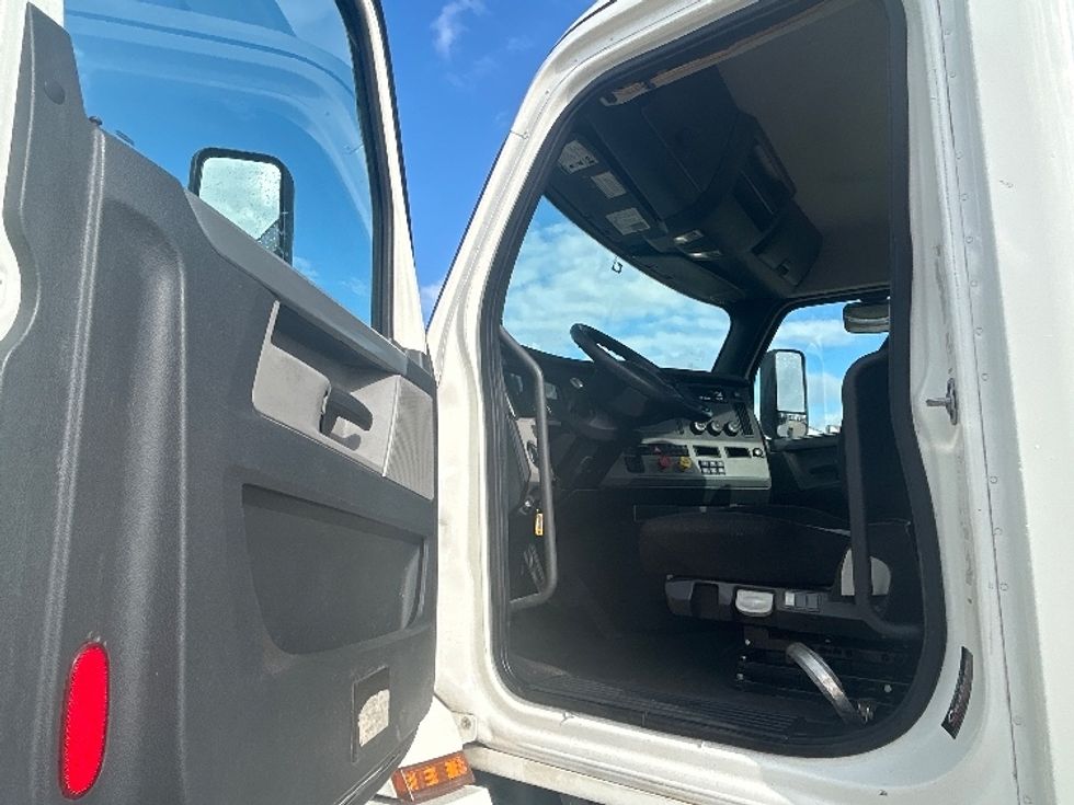 Day Cab Tractor-Heavy Duty Tractors-Freightliner-2020-T12664ST-Memphis-TN-147,641\n\t\tmiles-$ 68,250 - Image 9