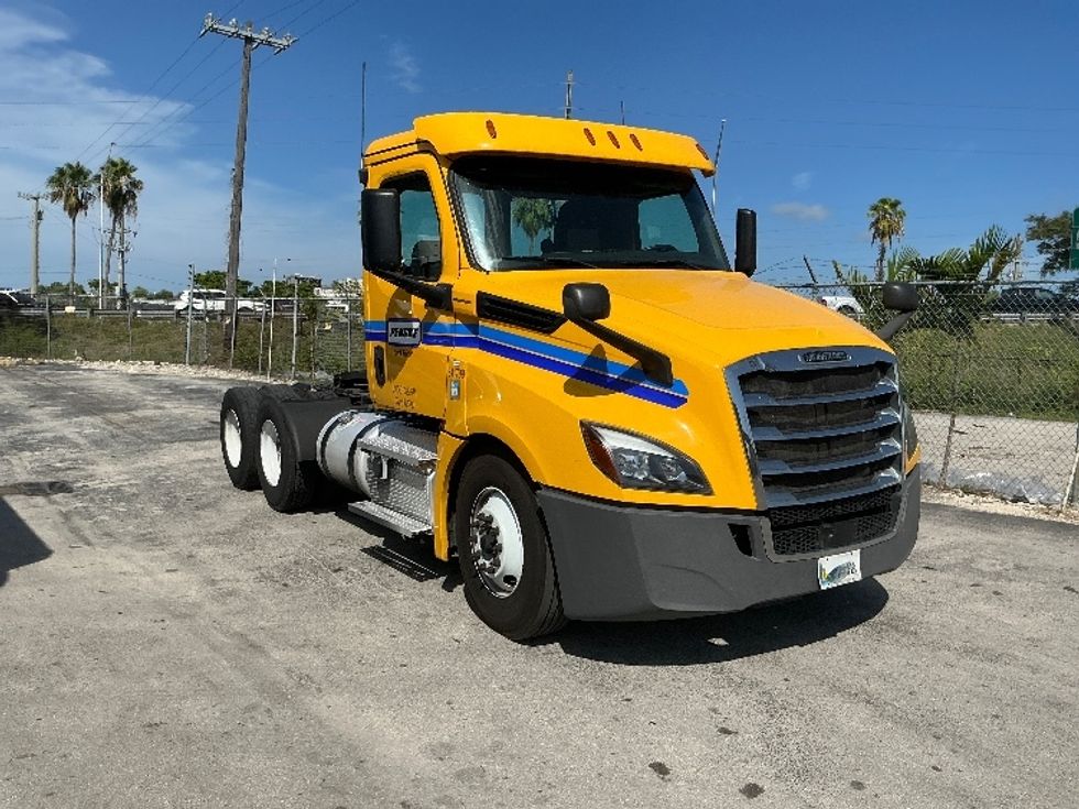 Day Cab Tractor-Heavy Duty Tractors-Freightliner-2020-T12664ST-Miami-FL-353,323\n\t\tmiles-$ 53,250 - Image 1