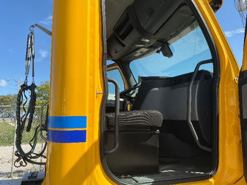 Day Cab Tractor-Heavy Duty Tractors-Freightliner-2020-T12664ST-Miami-FL-353,323\n\t\tmiles-$ 53,250 - Image 12