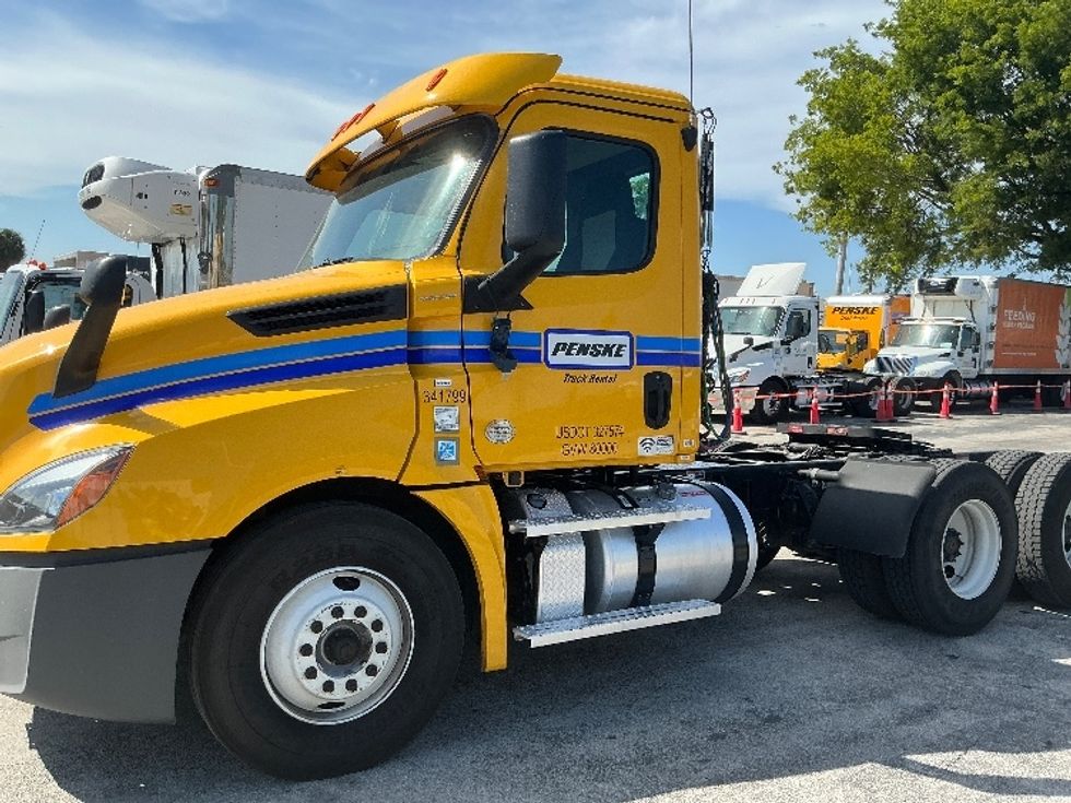 Day Cab Tractor-Heavy Duty Tractors-Freightliner-2020-T12664ST-Miami-FL-353,323\n\t\tmiles-$ 53,250 - Image 4