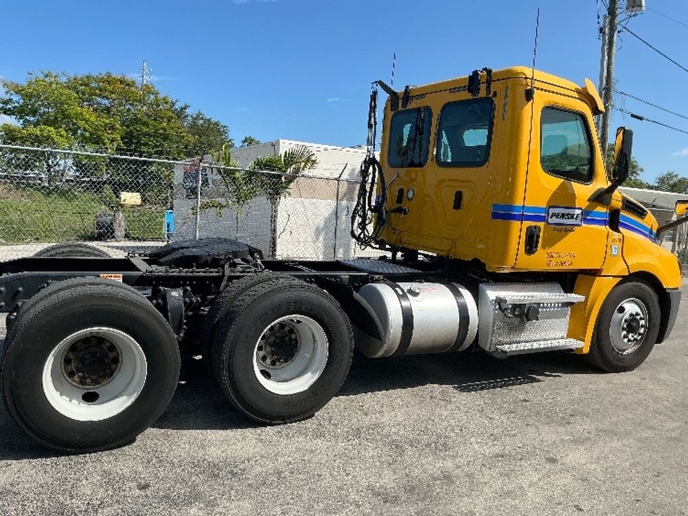 Day Cab Tractor-Heavy Duty Tractors-Freightliner-2020-T12664ST-Miami-FL-353,323\n\t\tmiles-$ 53,250 - Image 8