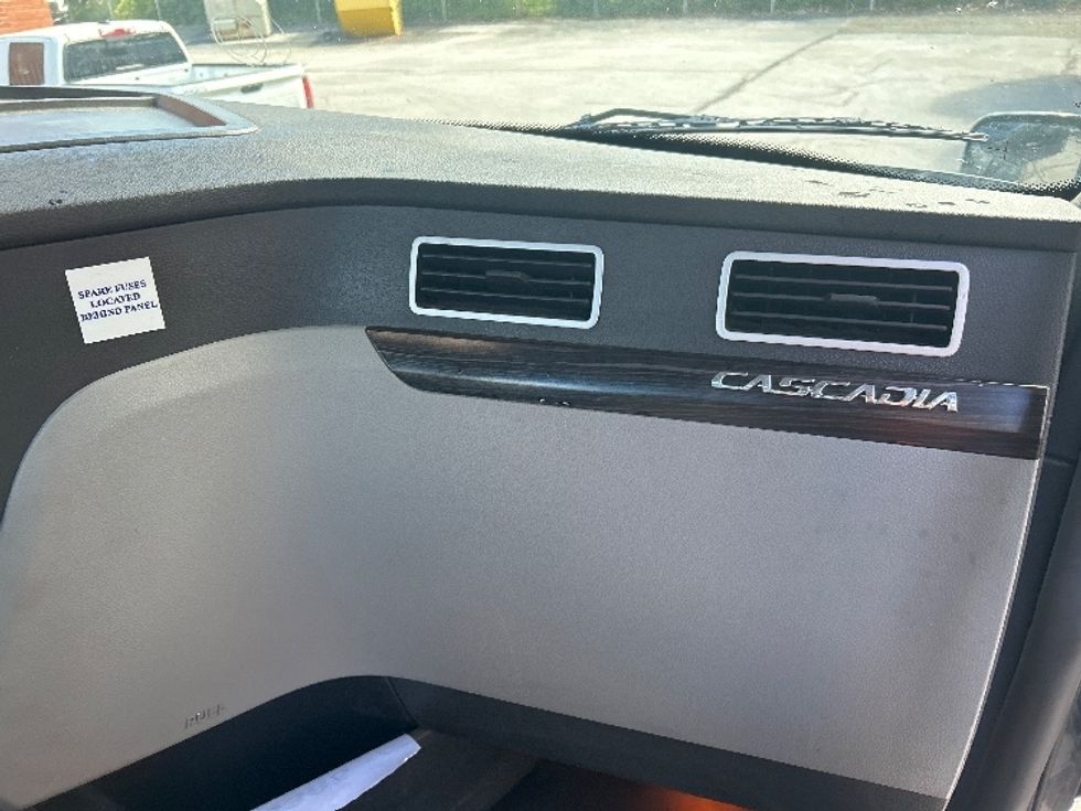 Day Cab Tractor-Heavy Duty Tractors-Freightliner-2020-T12664ST-Middlefield-OH-245,964\n\t\tmiles-$ 58,000 - Image 13