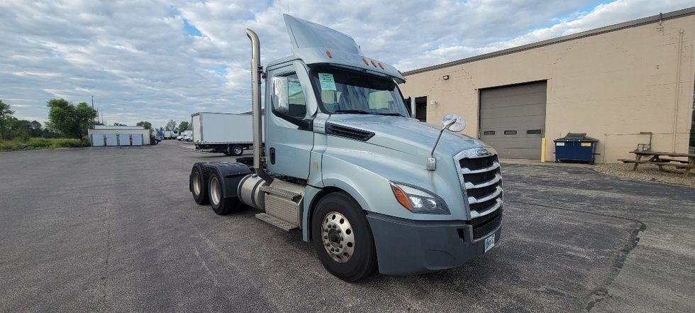 Day Cab Tractor-Heavy Duty Tractors-Freightliner-2020-T12664ST-Middlefield-OH-328,035\n\t\tmiles-$ 49,250 - Image 1
