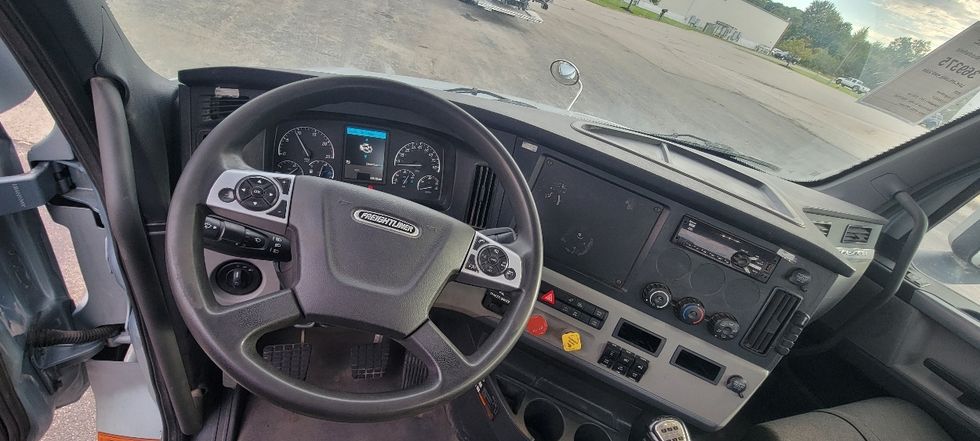 Day Cab Tractor-Heavy Duty Tractors-Freightliner-2020-T12664ST-Middlefield-OH-328,035\n\t\tmiles-$ 49,250 - Image 11