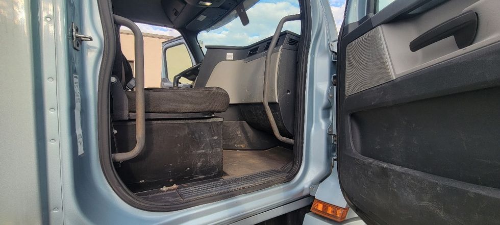 Day Cab Tractor-Heavy Duty Tractors-Freightliner-2020-T12664ST-Middlefield-OH-328,035\n\t\tmiles-$ 49,250 - Image 12