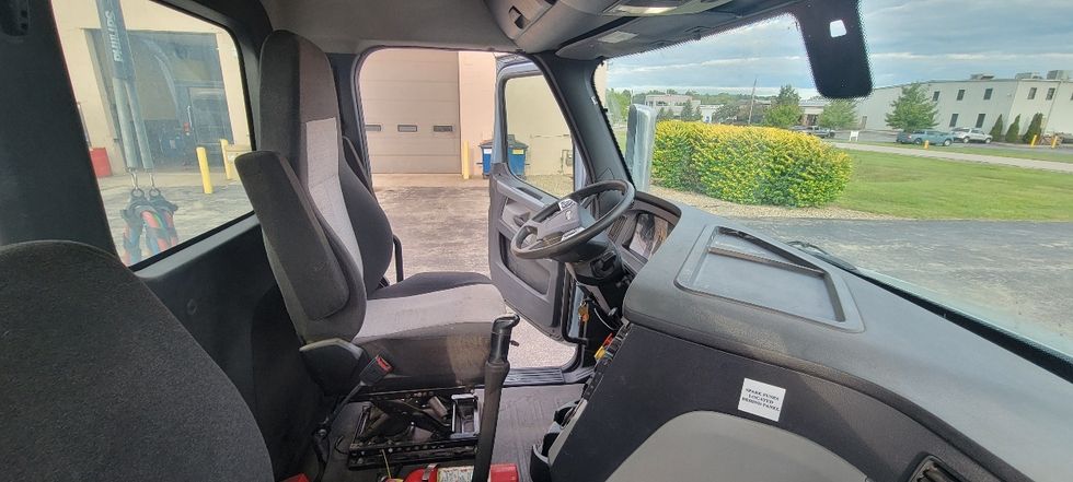 Day Cab Tractor-Heavy Duty Tractors-Freightliner-2020-T12664ST-Middlefield-OH-328,035\n\t\tmiles-$ 49,250 - Image 14