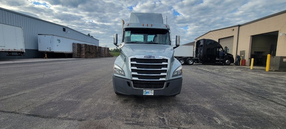 Day Cab Tractor-Heavy Duty Tractors-Freightliner-2020-T12664ST-Middlefield-OH-328,035\n\t\tmiles-$ 49,250 - Image 2