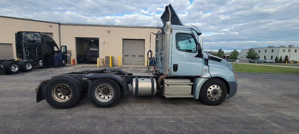 Day Cab Tractor-Heavy Duty Tractors-Freightliner-2020-T12664ST-Middlefield-OH-328,035\n\t\tmiles-$ 49,250 - Image 8
