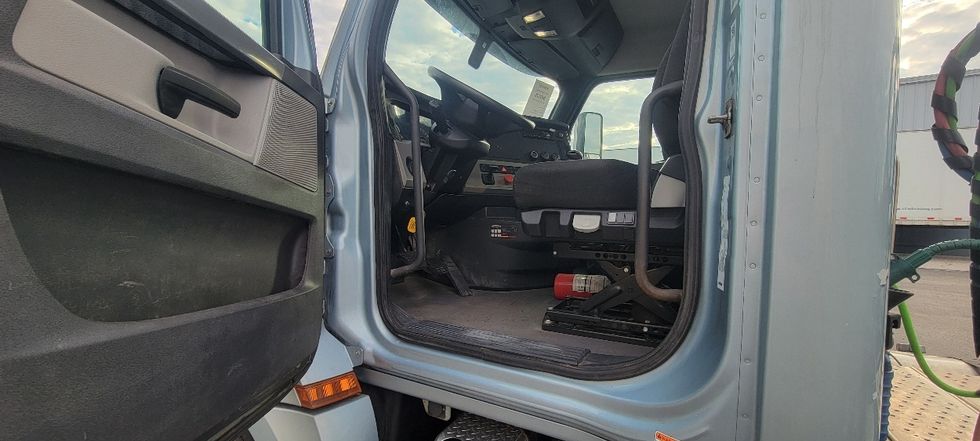 Day Cab Tractor-Heavy Duty Tractors-Freightliner-2020-T12664ST-Middlefield-OH-328,035\n\t\tmiles-$ 49,250 - Image 9