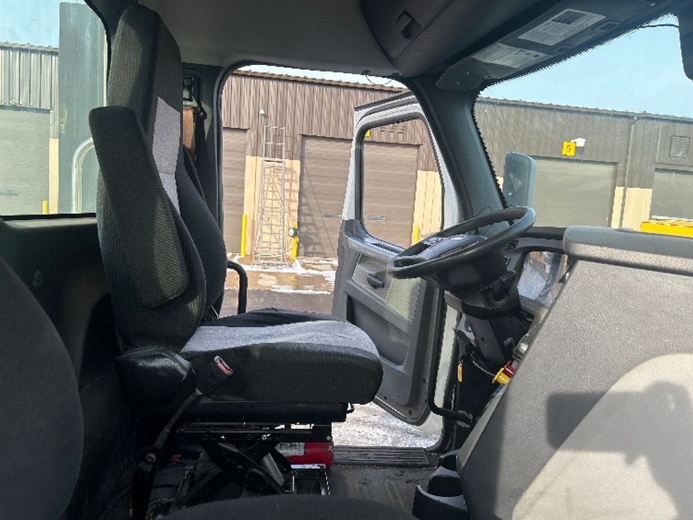 Day Cab Tractor-Heavy Duty Tractors-Freightliner-2020-T12664ST-Middlefield-OH-351,979\n\t\tmiles-$ 50,500 - Image 14