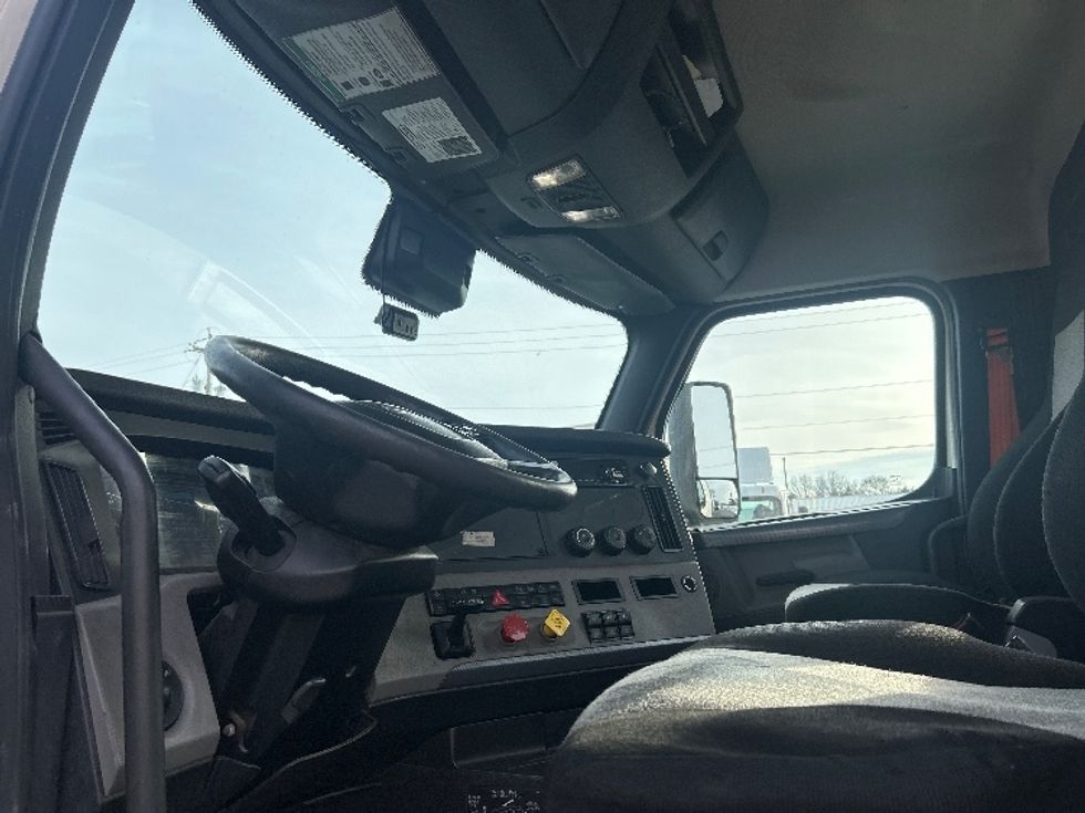 Day Cab Tractor-Heavy Duty Tractors-Freightliner-2020-T12664ST-Middlefield-OH-351,979\n\t\tmiles-$ 50,500 - Image 9