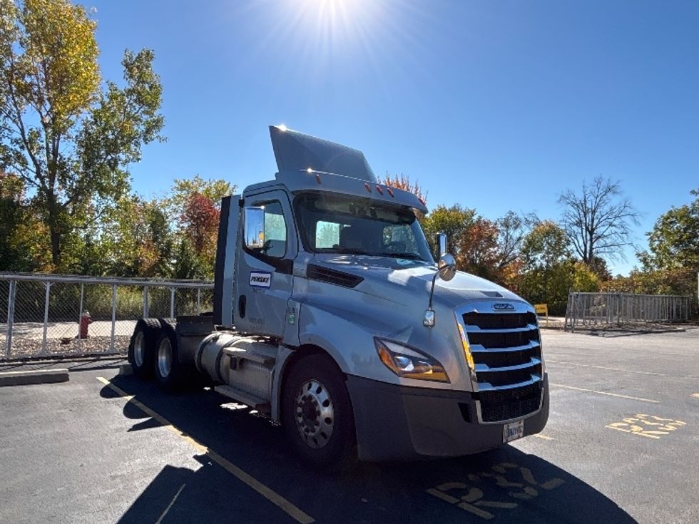 Day Cab Tractor-Heavy Duty Tractors-Freightliner-2020-T12664ST-Middlefield-OH-388,111\n\t\tmiles-$ 46,250 - Image 1