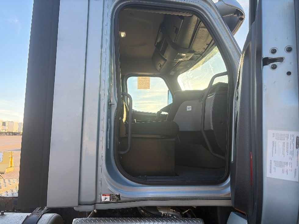 Day Cab Tractor-Heavy Duty Tractors-Freightliner-2020-T12664ST-Middlefield-OH-388,111\n\t\tmiles-$ 46,250 - Image 12