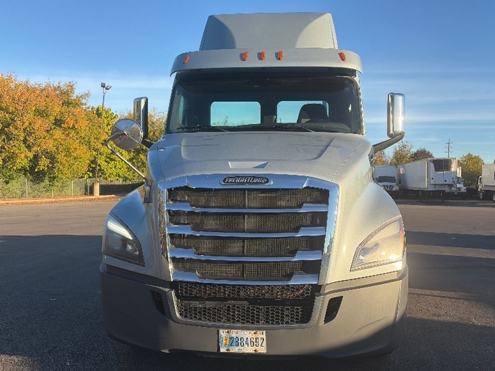 Day Cab Tractor-Heavy Duty Tractors-Freightliner-2020-T12664ST-Middlefield-OH-388,111\n\t\tmiles-$ 46,250 - Image 2
