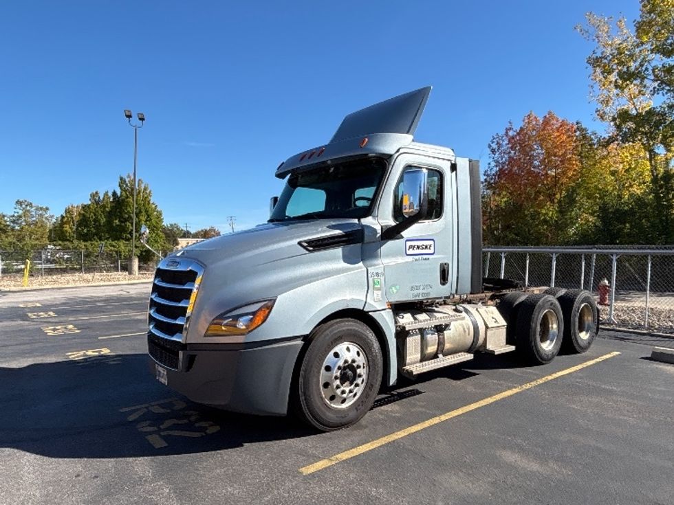 Day Cab Tractor-Heavy Duty Tractors-Freightliner-2020-T12664ST-Middlefield-OH-388,111\n\t\tmiles-$ 46,250 - Image 3