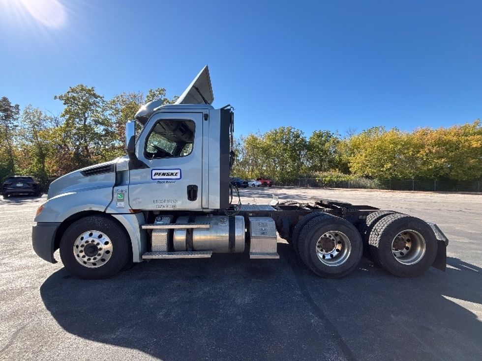 Day Cab Tractor-Heavy Duty Tractors-Freightliner-2020-T12664ST-Middlefield-OH-388,111\n\t\tmiles-$ 46,250 - Image 4