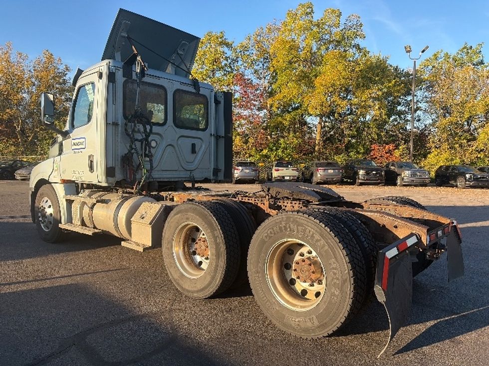 Day Cab Tractor-Heavy Duty Tractors-Freightliner-2020-T12664ST-Middlefield-OH-388,111\n\t\tmiles-$ 46,250 - Image 5