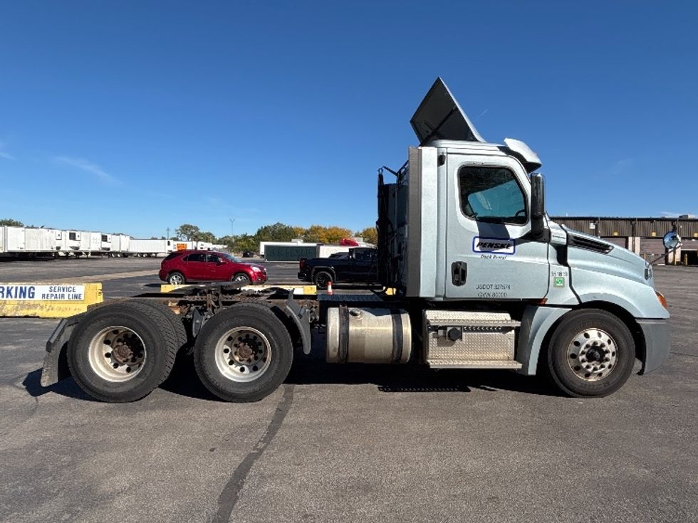 Day Cab Tractor-Heavy Duty Tractors-Freightliner-2020-T12664ST-Middlefield-OH-388,111\n\t\tmiles-$ 46,250 - Image 8
