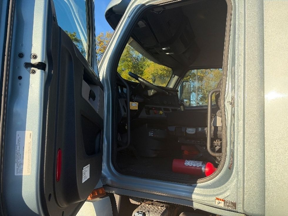 Day Cab Tractor-Heavy Duty Tractors-Freightliner-2020-T12664ST-Middlefield-OH-388,111\n\t\tmiles-$ 46,250 - Image 9