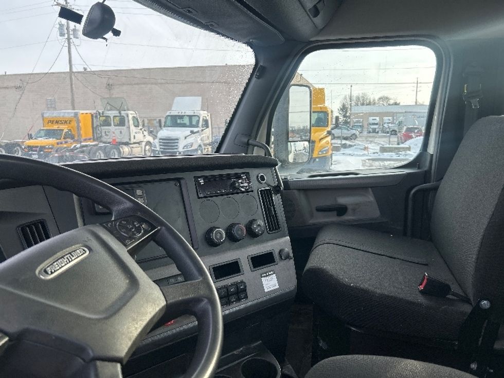 Day Cab Tractor-Heavy Duty Tractors-Freightliner-2020-T12664ST-Middlefield-OH-407,038\n\t\tmiles-$ 47,000 - Image 10