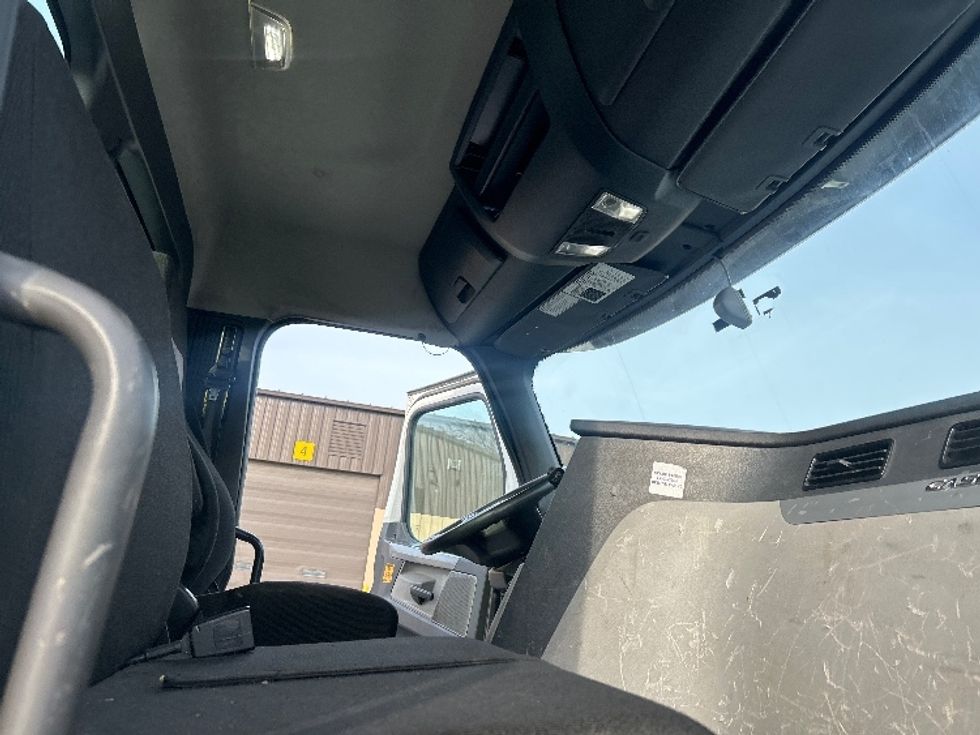 Day Cab Tractor-Heavy Duty Tractors-Freightliner-2020-T12664ST-Middlefield-OH-407,038\n\t\tmiles-$ 47,000 - Image 12