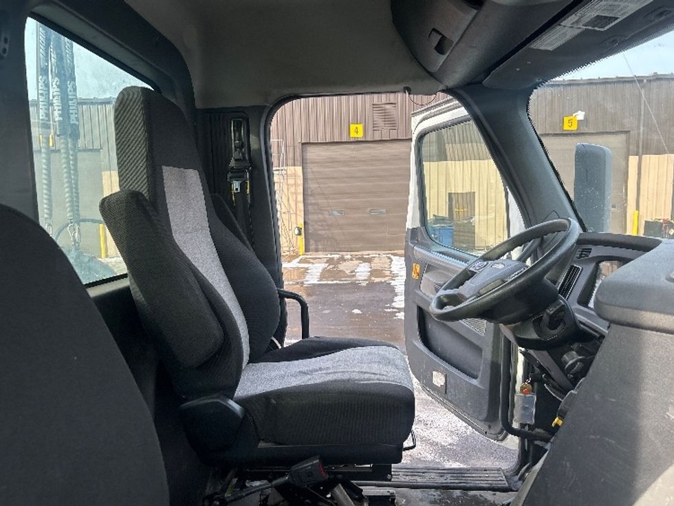 Day Cab Tractor-Heavy Duty Tractors-Freightliner-2020-T12664ST-Middlefield-OH-407,038\n\t\tmiles-$ 47,000 - Image 14