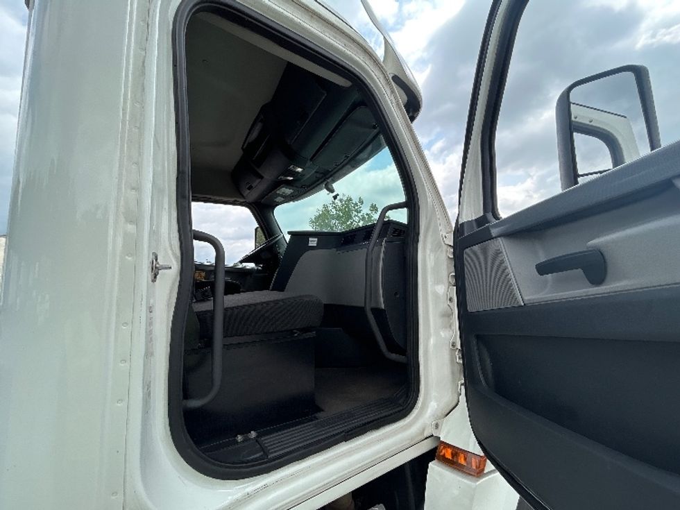 Day Cab Tractor-Heavy Duty Tractors-Freightliner-2020-T12664ST-Middlefield-OH-470,489\n\t\tmiles-$ 45,750 - Image 12