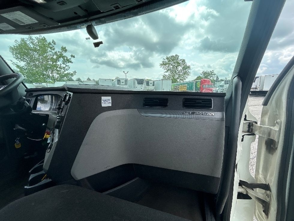 Day Cab Tractor-Heavy Duty Tractors-Freightliner-2020-T12664ST-Middlefield-OH-470,489\n\t\tmiles-$ 45,750 - Image 13