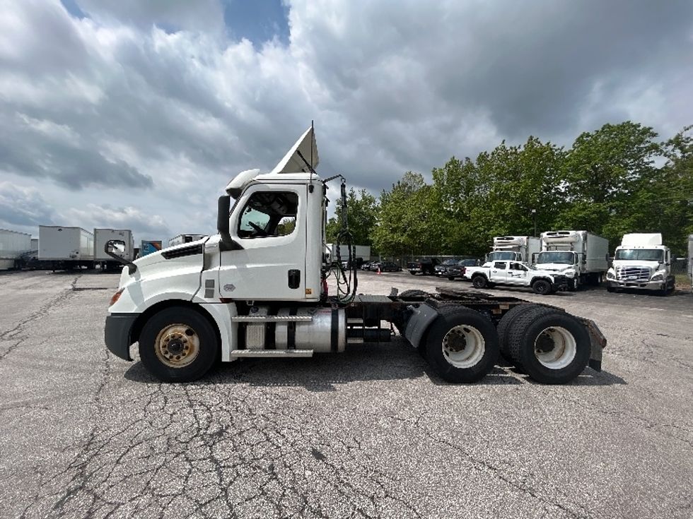 Day Cab Tractor-Heavy Duty Tractors-Freightliner-2020-T12664ST-Middlefield-OH-470,489\n\t\tmiles-$ 45,750 - Image 4