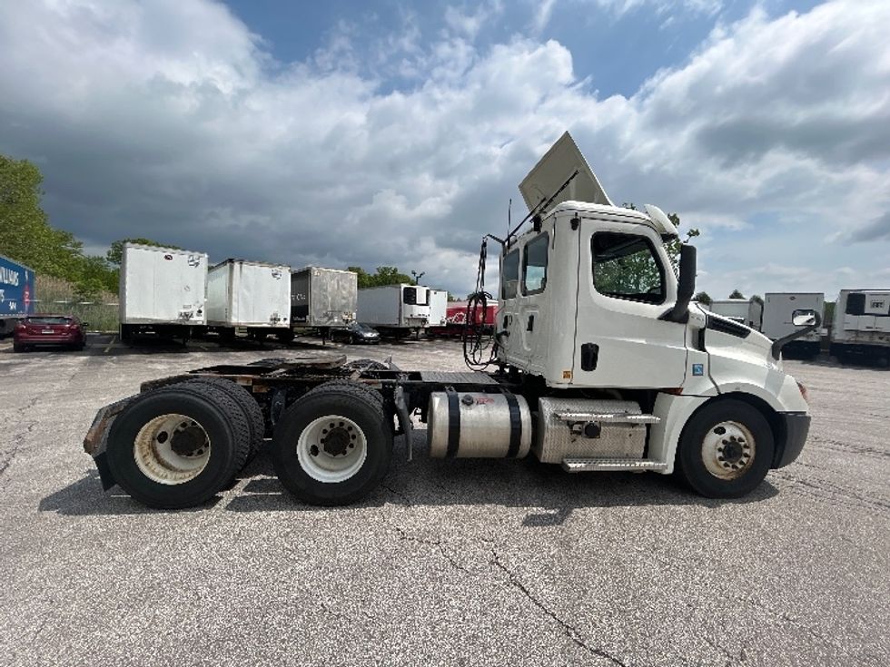 Day Cab Tractor-Heavy Duty Tractors-Freightliner-2020-T12664ST-Middlefield-OH-470,489\n\t\tmiles-$ 45,750 - Image 8