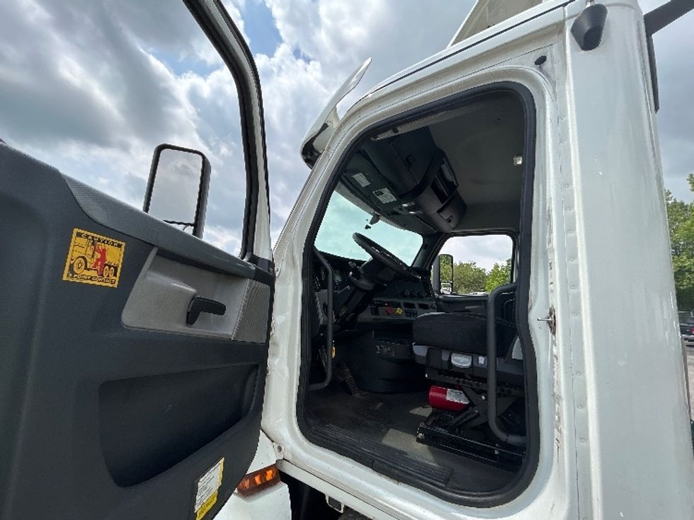 Day Cab Tractor-Heavy Duty Tractors-Freightliner-2020-T12664ST-Middlefield-OH-470,489\n\t\tmiles-$ 45,750 - Image 9