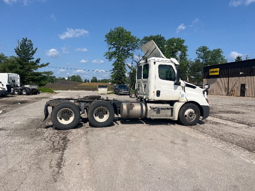 Day Cab Tractor-Heavy Duty Tractors-Freightliner-2020-T12664ST-Middlefield-OH-472,493\n\t\tmiles-$ 48,000 - Image 8