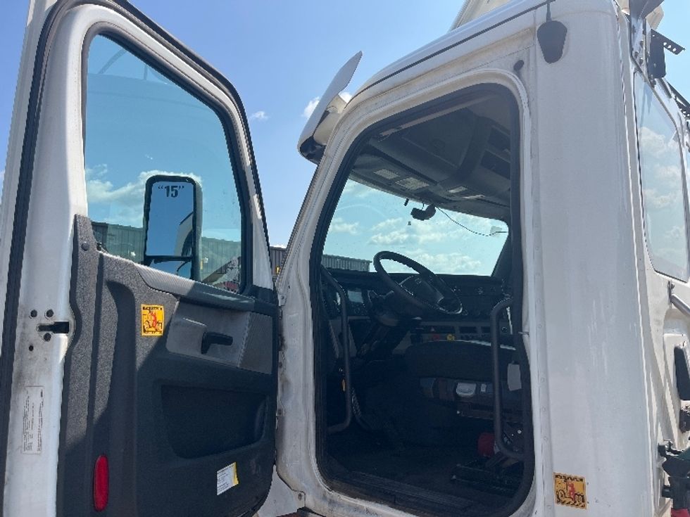 Day Cab Tractor-Heavy Duty Tractors-Freightliner-2020-T12664ST-Middlefield-OH-472,493\n\t\tmiles-$ 48,000 - Image 9