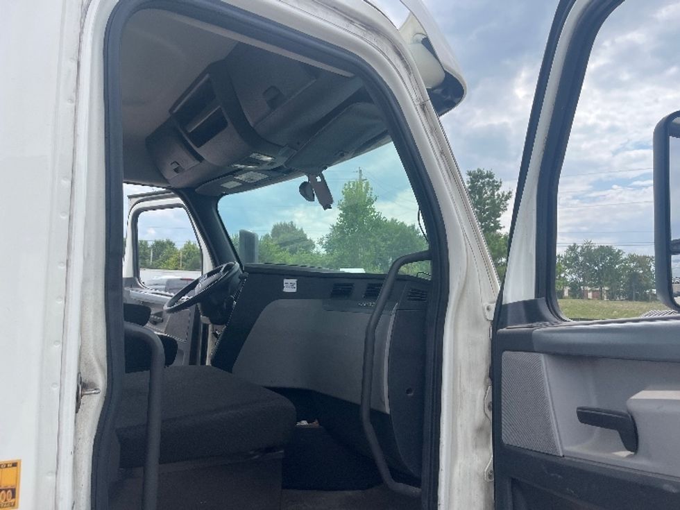 Day Cab Tractor-Heavy Duty Tractors-Freightliner-2020-T12664ST-Middlefield-OH-493,442\n\t\tmiles-$ 44,000 - Image 12