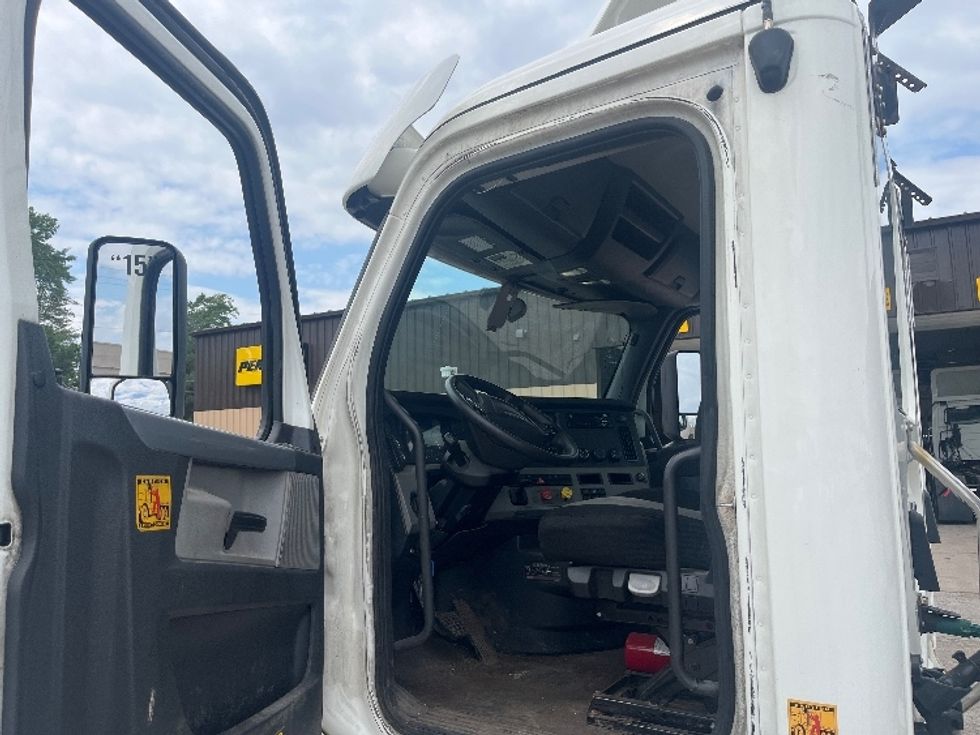 Day Cab Tractor-Heavy Duty Tractors-Freightliner-2020-T12664ST-Middlefield-OH-493,442\n\t\tmiles-$ 44,000 - Image 9