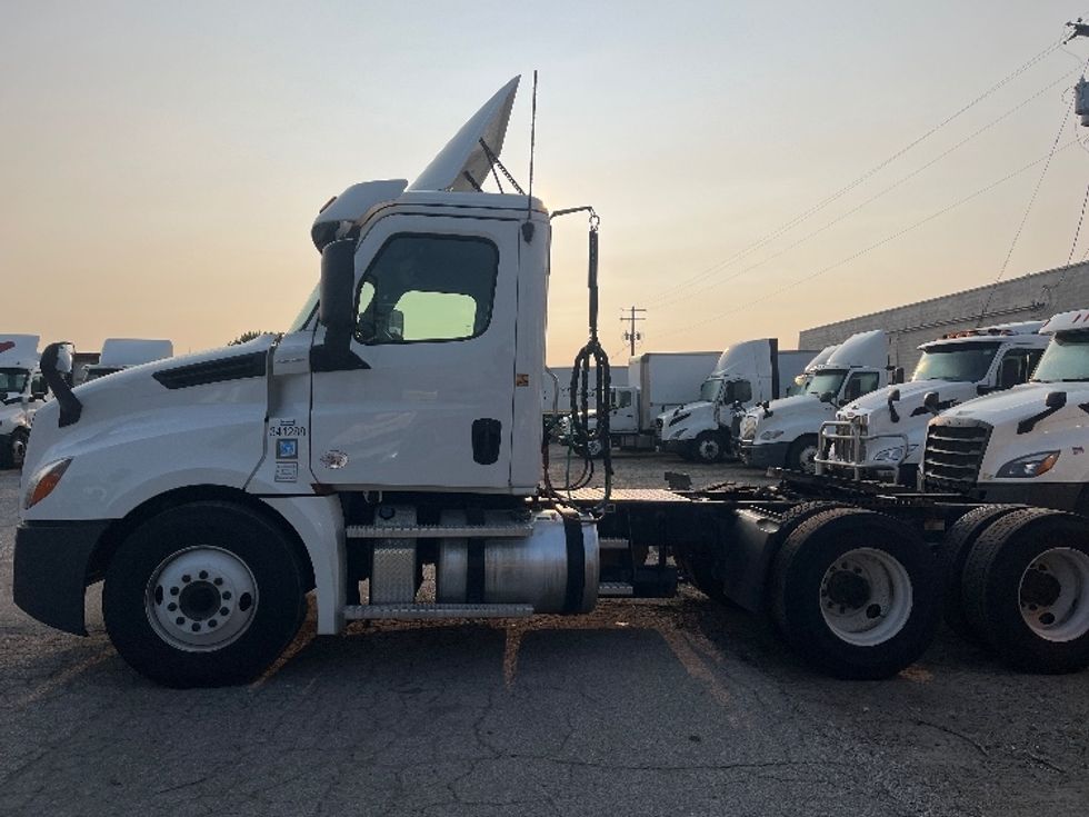 Day Cab Tractor-Heavy Duty Tractors-Freightliner-2020-T12664ST-Middlefield-OH-510,974\n\t\tmiles-$ 42,500 - Image 4