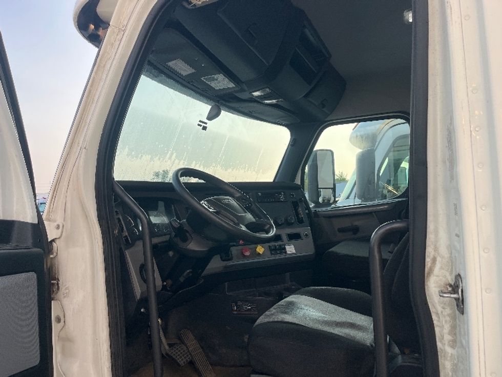 Day Cab Tractor-Heavy Duty Tractors-Freightliner-2020-T12664ST-Middlefield-OH-510,974\n\t\tmiles-$ 42,500 - Image 9