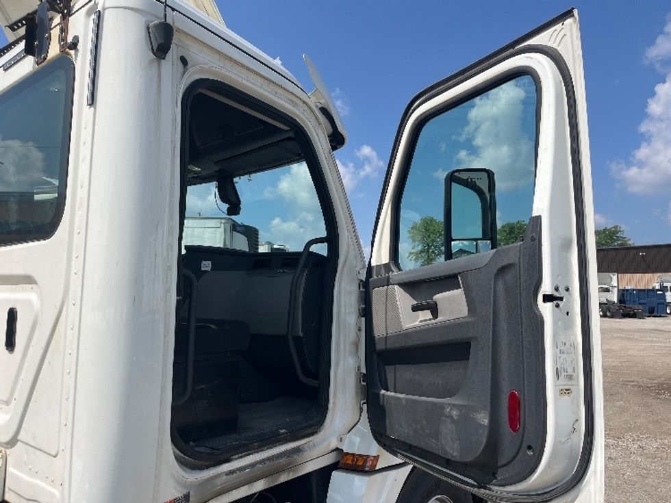 Day Cab Tractor-Heavy Duty Tractors-Freightliner-2020-T12664ST-Middlefield-OH-522,598\n\t\tmiles-$ 41,500 - Image 12