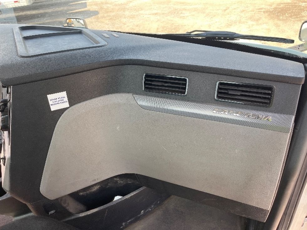 Day Cab Tractor-Heavy Duty Tractors-Freightliner-2020-T12664ST-Middlefield-OH-522,598\n\t\tmiles-$ 41,500 - Image 13