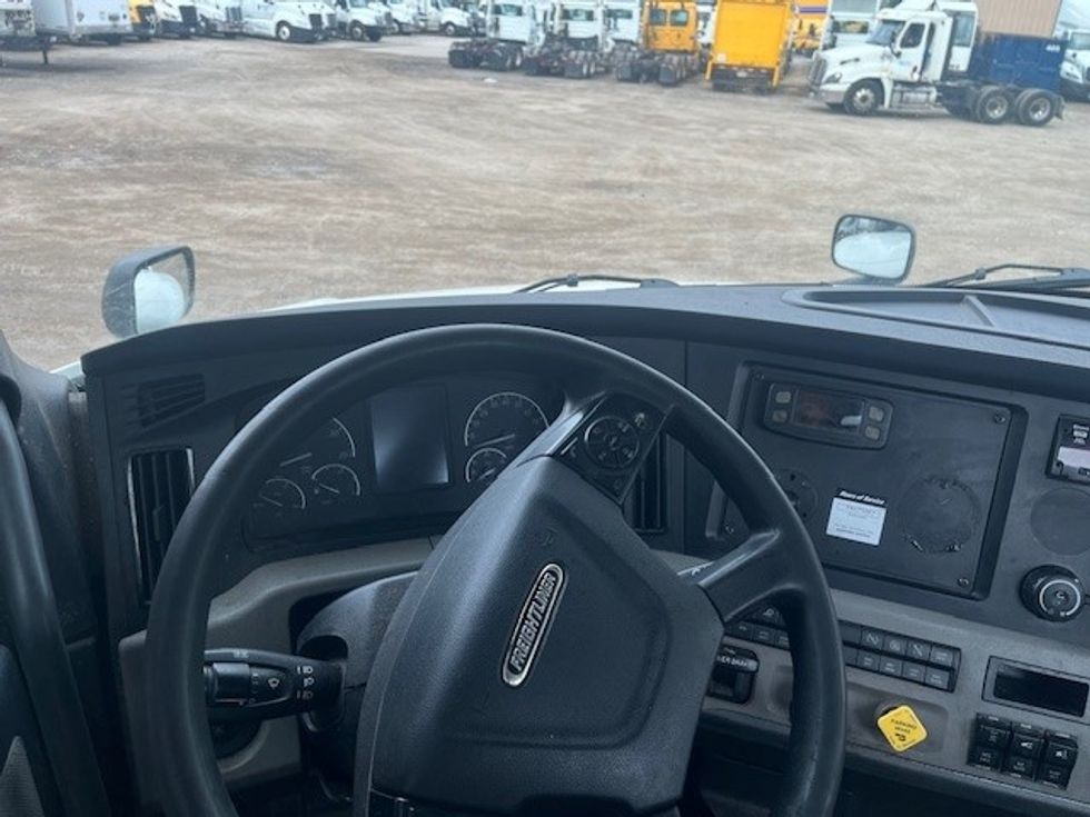 Day Cab Tractor-Heavy Duty Tractors-Freightliner-2020-T12664ST-Middlefield-OH-530,880\n\t\tmiles-$ 41,000 - Image 11
