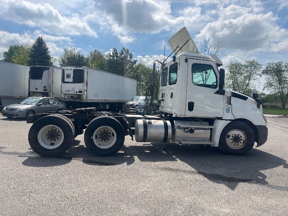 Day Cab Tractor-Heavy Duty Tractors-Freightliner-2020-T12664ST-Middlefield-OH-530,880\n\t\tmiles-$ 41,000 - Image 8