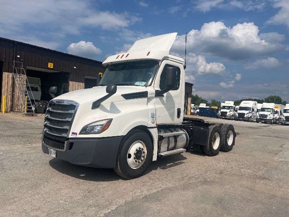Day Cab Tractor-Heavy Duty Tractors-Freightliner-2020-T12664ST-Middlefield-OH-543,361\n\t\tmiles-$ 39,250 - Image 3