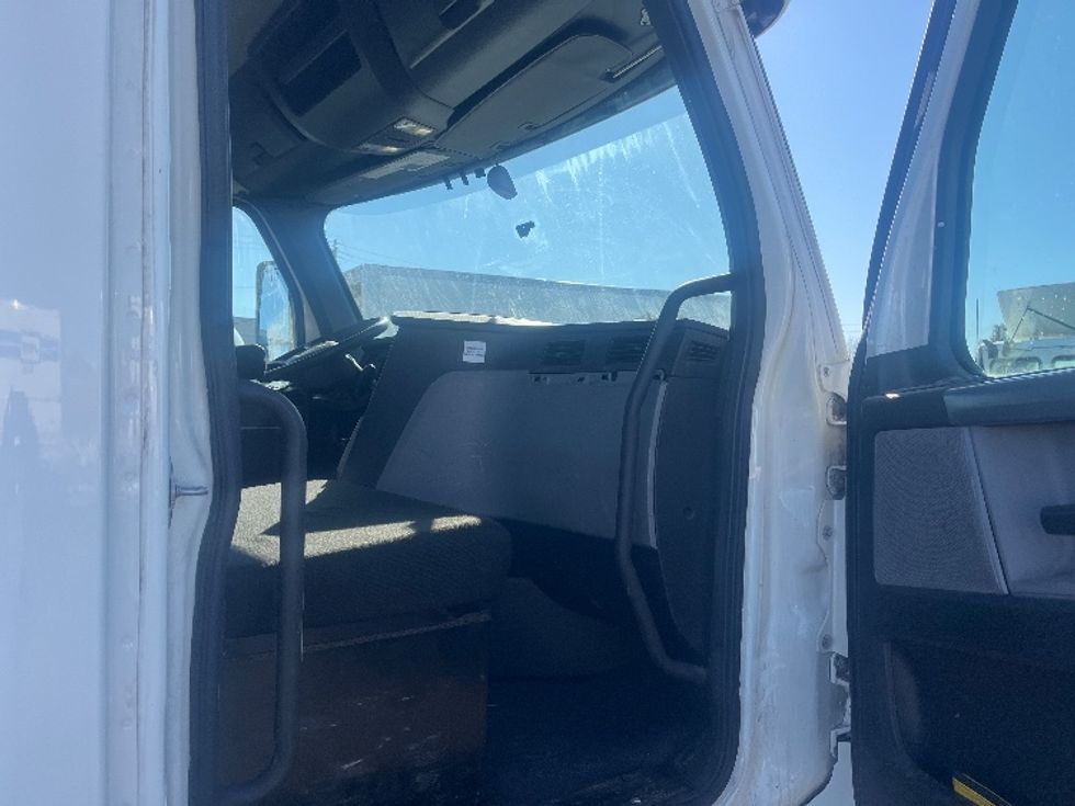 Day Cab Tractor-Heavy Duty Tractors-Freightliner-2020-T12664ST-Middlefield-OH-550,322\n\t\tmiles-$ 36,250 - Image 12