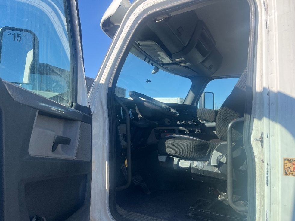 Day Cab Tractor-Heavy Duty Tractors-Freightliner-2020-T12664ST-Middlefield-OH-550,322\n\t\tmiles-$ 36,250 - Image 9