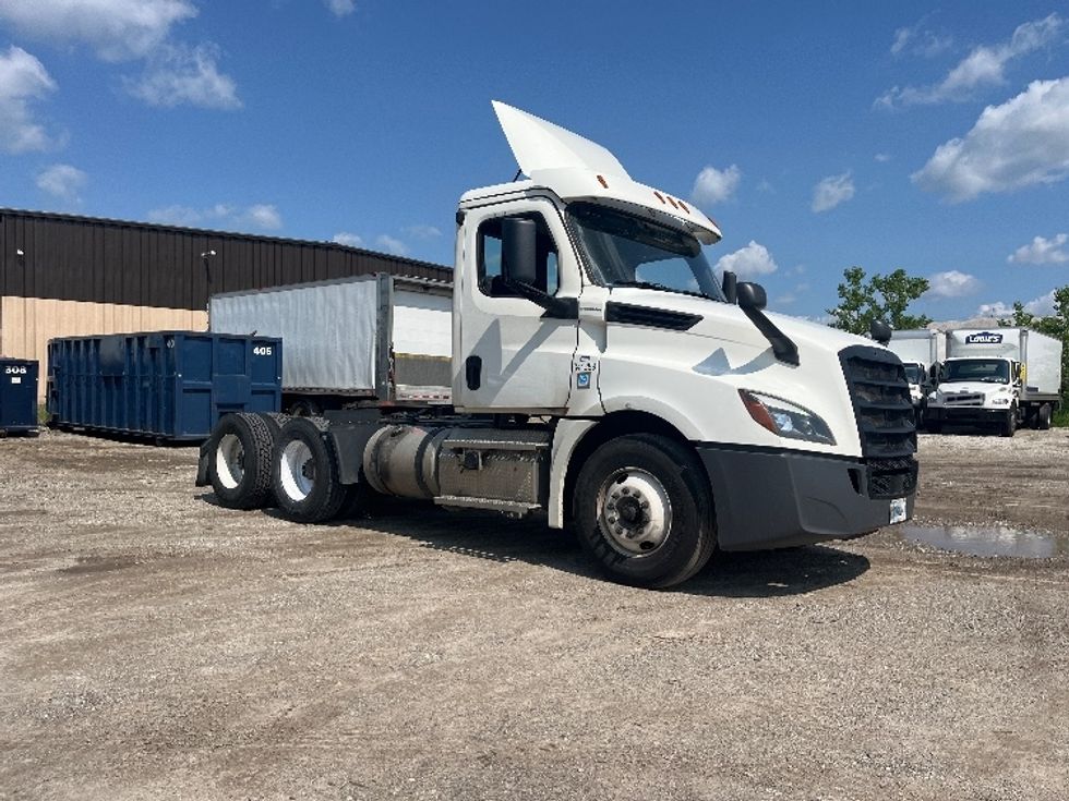 Day Cab Tractor-Heavy Duty Tractors-Freightliner-2020-T12664ST-Middlefield-OH-564,669\n\t\tmiles-$ 38,250 - Image 1