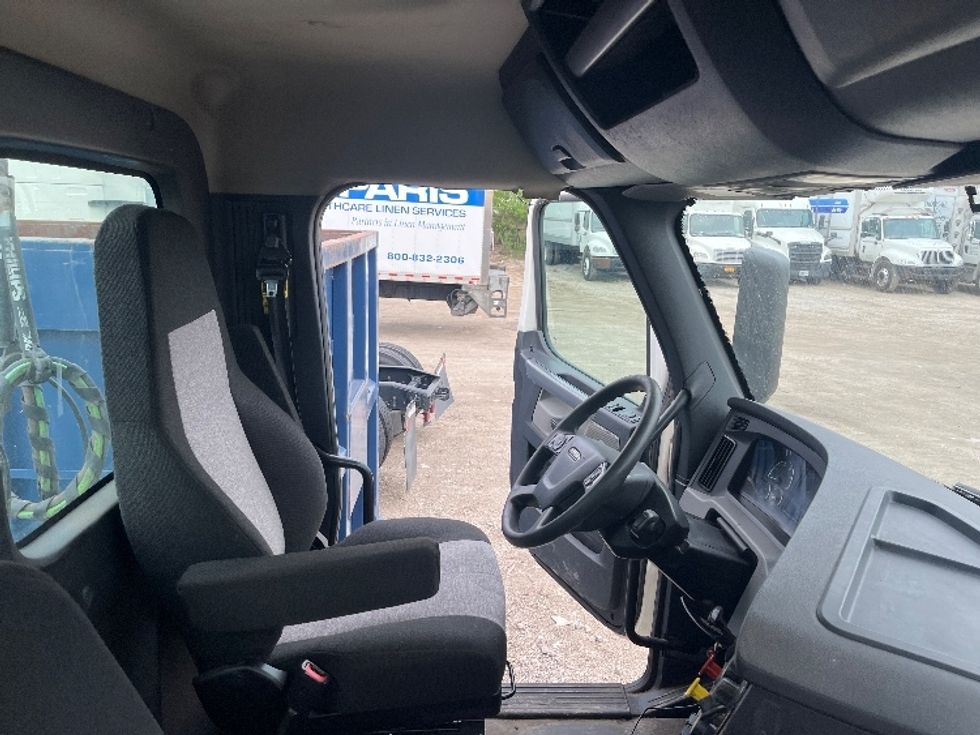 Day Cab Tractor-Heavy Duty Tractors-Freightliner-2020-T12664ST-Middlefield-OH-564,669\n\t\tmiles-$ 38,250 - Image 14