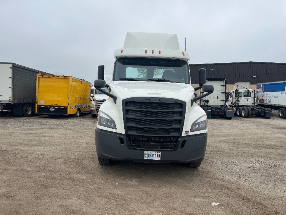Day Cab Tractor-Heavy Duty Tractors-Freightliner-2020-T12664ST-Middlefield-OH-564,669\n\t\tmiles-$ 38,250 - Image 2