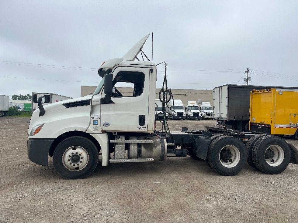 Day Cab Tractor-Heavy Duty Tractors-Freightliner-2020-T12664ST-Middlefield-OH-564,669\n\t\tmiles-$ 38,250 - Image 4