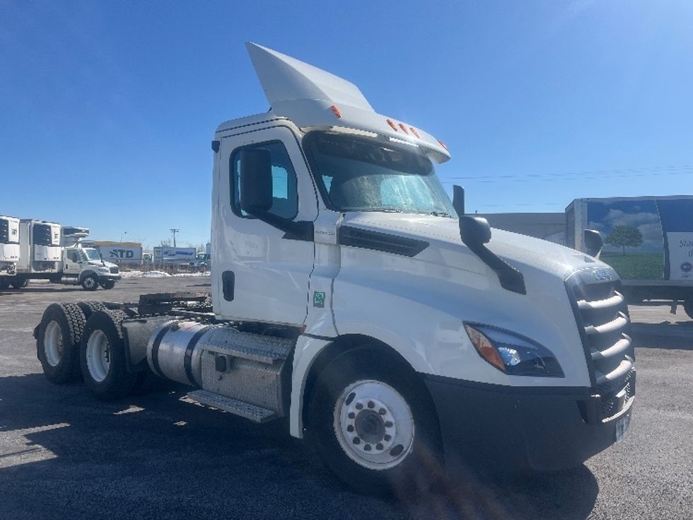 Day Cab Tractor-Heavy Duty Tractors-Freightliner-2020-T12664ST-Middlefield-OH-586,294\n\t\tmiles-$ 32,750 - Image 1